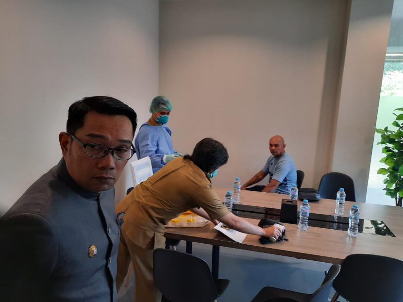 Ridwan Kamil memantau pemeriksaan kesehatan tim Persib di Graha Persib, Jalan Sulanjana, Kota Bandung, Senin (16/3).(Republika/Hartifiany Praisra)