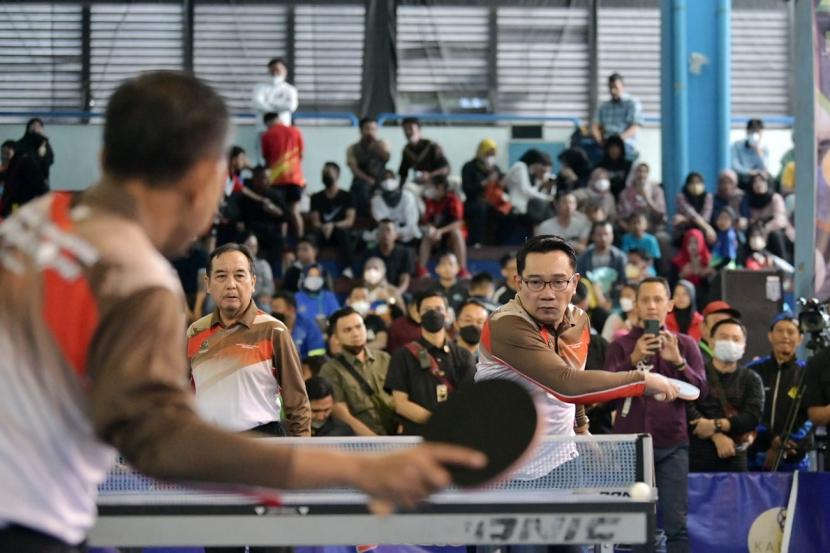 Ridwan Kamil menjadi atlet dadakan pada pertandingan eksibisi yang digelar di Sport Hall Gymnasium UPI, Kota Bandung, Rabu (29/6). 