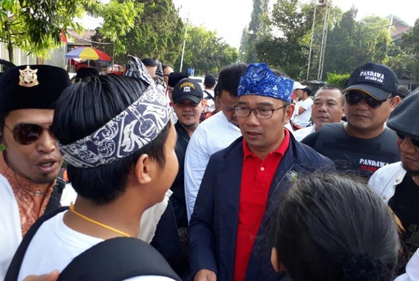 Ridwan Kamil menyapa warga Kota Sukabumi di Jalan Juanda Ahad (16/4) pagi. Dalam kunjungannya kepada warga Emil menyatakan ikhtiarnya maju jadi Gubernur Jabar.