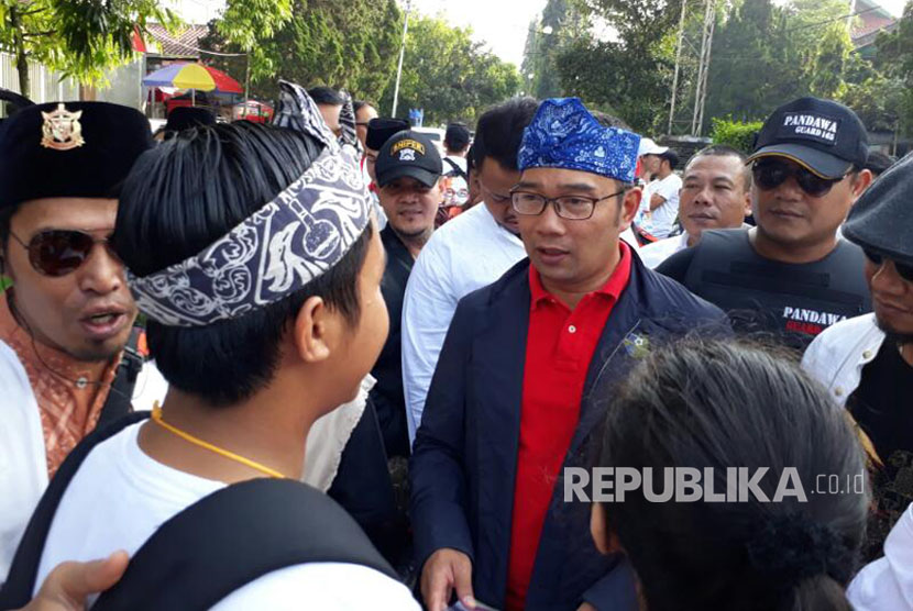 Ridwan Kamil menyapa warga Kota Sukabumi di Jalan Juanda Ahad (16/4) pagi. Dalam kunjungannya kepada warga Emil menyatakan ikhtiarnya maju jadi Gubernur Jabar.