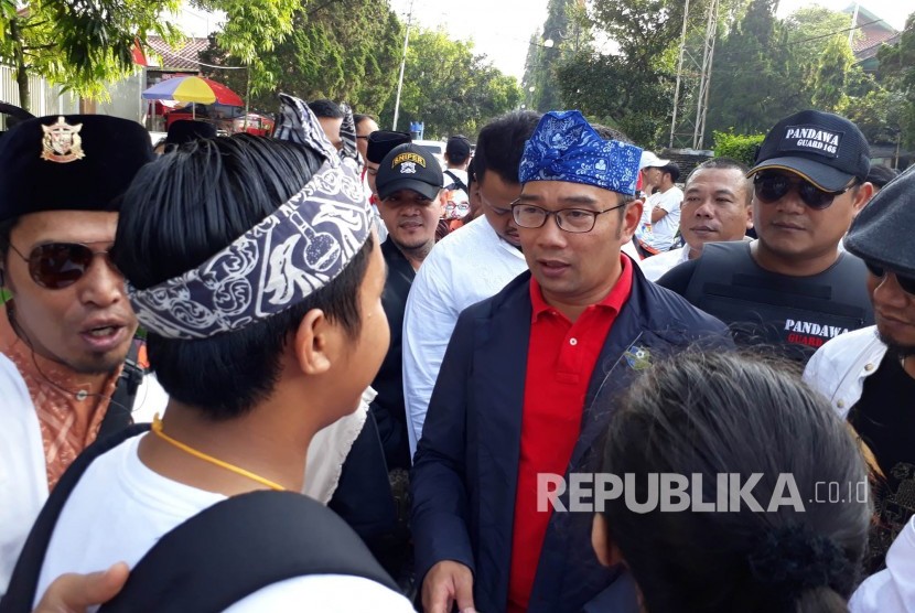 Ridwan Kamil menyapa warga Kota Sukabumi di Jalan Juanda, Ahad (16/4). Dalam kunjungannya kepada warga Emil menyatakan ikhtiarnya maju jadi Gubernur Jabar