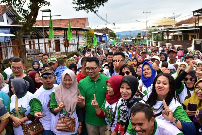 Ridwan Kamil saat jalan sehat bersama masyarakat di Kuningan, Ahad (25/3).