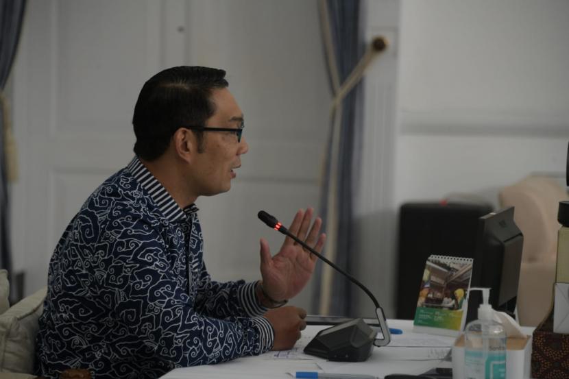 Ridwan Kamil saat memberi arahan virtual Monitoring dan Evaluasi Pemeringkatan Penerapan Keterbukaan Informasi Publik dan Badan Publik di Jabar tahun 2021 dari Gedung Pakuan, Kota Bandung, Senin (30/8). 