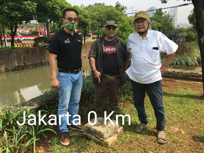 Ridwan Saidi (berbaju putih) berdiri di dekat bekas monumentu batu titik Jakarta 0 (nol) kilometer.