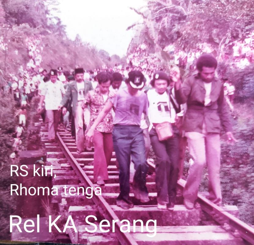 Ridwan Saidi dan Rhoma Irama berjalan bersama massa camante PPP di Serang pada tahun 1982.