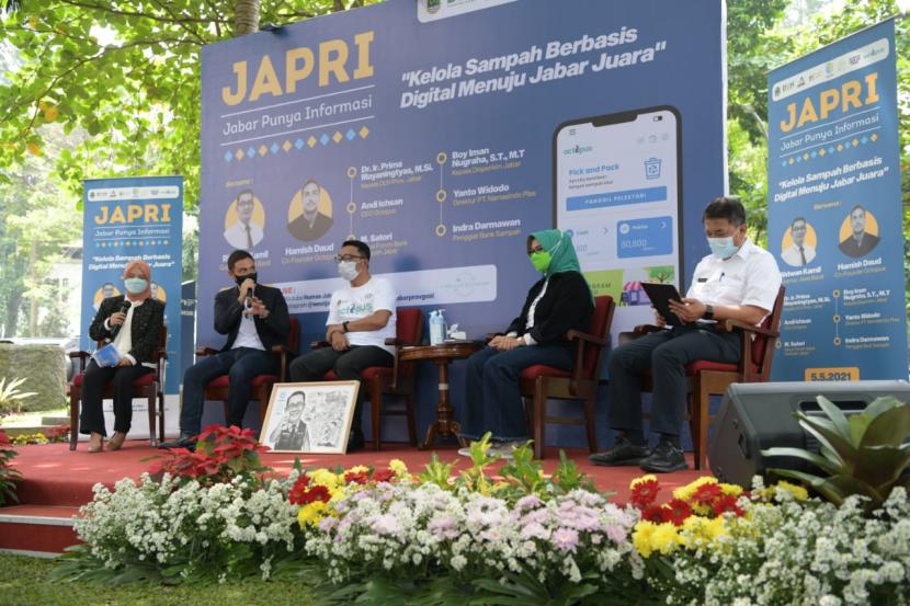 Gubernur Jabar Ridwan Kamil saat meluncurkan “Kelola Sampah Berbasis Digital Menuju Jabar Juara” dalam Jabar Punya Informasi (JAPRI) di Gedung Sate, Kota Bandung, Rabu (5/5/2021)
