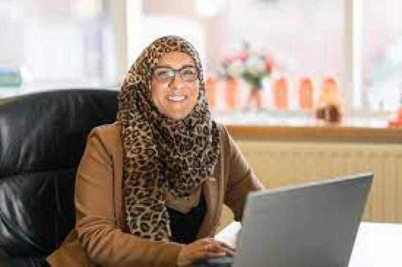 Ridwana Wallace-Laher mencetak sejarah sebagai wanita Muslim pertama yang ditunjuk sebagai Chief Executive Officer (CEO) baru dari sebuah badan amal Muslim internasional, Penny Appeal.