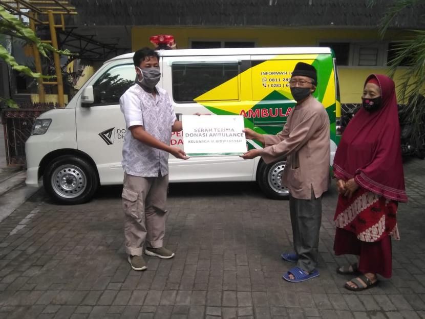  Ridwansyah (76 tahun) dan Latifah Haniem (73) mendoniasikan satu unit ambulans kepada Dompet Dhuafa Jawa Tengah, Jumat (23/10).