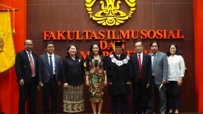Rieke Diah Pitaloka (keempat dari kiri)  meraih gelar doktor tercepat tanpa cuti dengan nilai cumlaude dari Universitas Indonesia. 