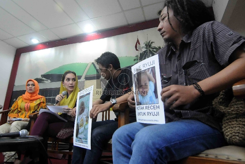 Rieke Pithaloka (kiri) memberikan keterangan kepada wartawan saat keluarga bayi bernama Ryuji Marhaenis Kaizan mengadu kepada DPR RI, Kompleks Parlemen Senayan Jakarta, Jumat (6/2). (Republika/Agung Supriyanto).