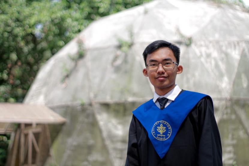 rif Maulana menjadi lulusan terbaik Fakultas Matematika dan Ilmu Pengetahuan Alam (FMIPA) IPB dalam wisuda daring, Kamis (10/12).