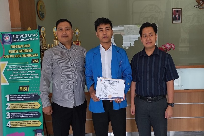 Rifan Fadlan Ramadlan mahasiswa program studi (prodi) Sistem Informasi Universitas BSI kampus Tasikmalaya berhasil meraih Medali Emas Olimpiade Kejuaraan Sains Indonesia (KSI) dalam Bidang Bahasa Inggris.