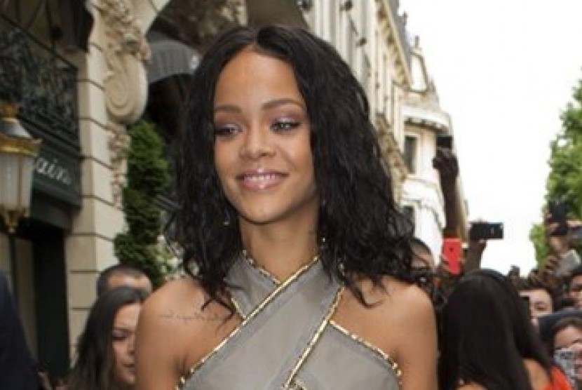 Rihanna saat berada di Champs Elysee Avenue, Paris. (Ilustrasi)