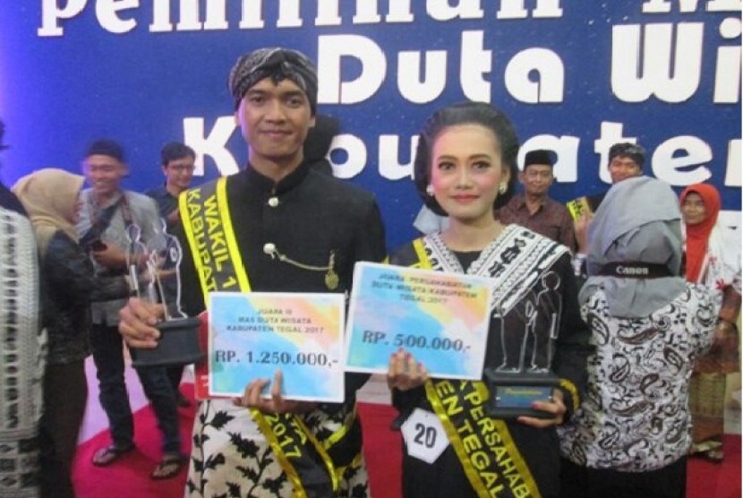Riki (kiri) dan Winda, mahasiswa AMIK BSI Tegal berhasil meraih juara Duta Wisata Tegal 2017.  