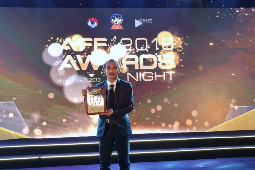 Riko Simanjuntak dengan plakat penghargaan AFF Best XI.