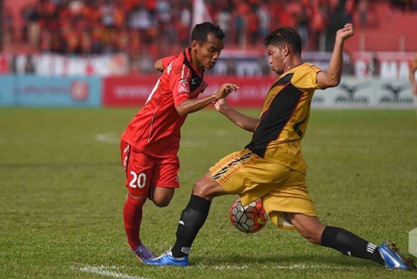 Riko Simanjuntak (kiri) saat berusaha melewati pemain Mitra Kukar. Riko merupakan pencetak gol pembuka dari kemenangan Semen Padang 3-2 atas Mitra Kukar, Senin (12/12).