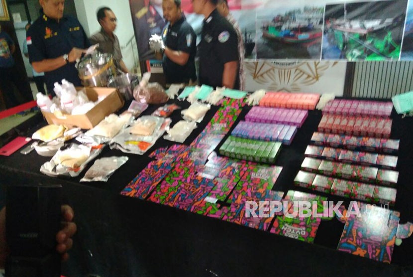Evidences of vapor mixed with drugs exposed in the National Police's Drug Unit in Criminal Investigation Agency, Cawang, East Jakarta, Wednesday.