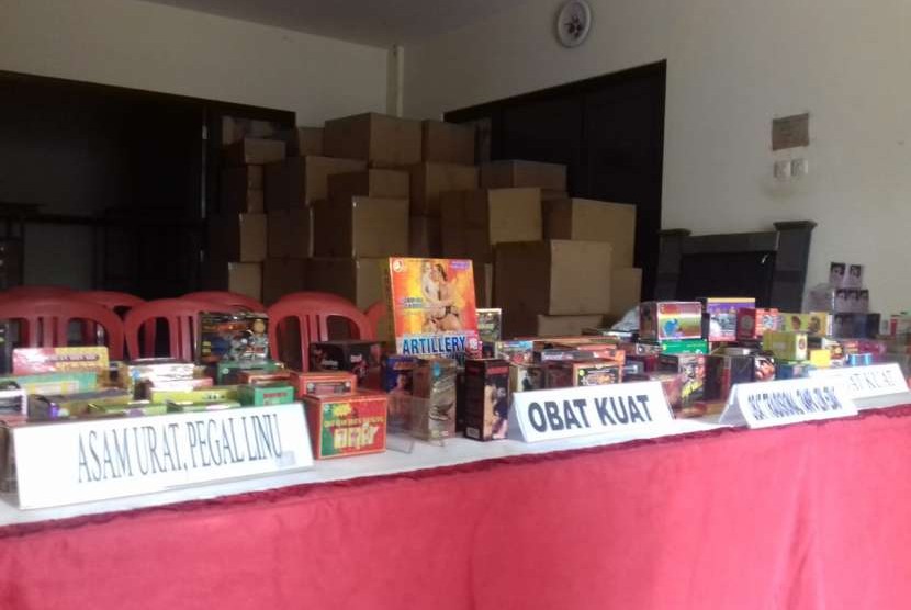 Rilis Pers pengungkapan gudang obat ilegal di Cilincing, Jakarta Utara oleh BPOM RI, Jumat (21/9).