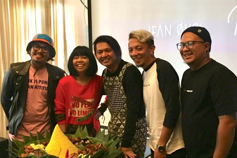 Rilis single Ifan Ohsi bersama Aska Rocket Rockers berjudul ‘Rasakan Dunia’ di The Fifth 89 Kemang, Jakarta Selatan, Selasa (28/1), dihadiri juga oleh band Gigi. 