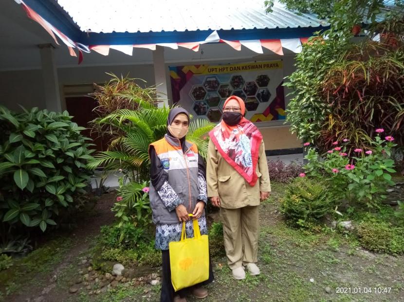 Rin Astini didampingi Sekretaris Kelompok Lumbung Pangan Masyarakat (KLPM) Bersama Sejahtera Sus Yanti melaksanakan kunjungan ke Kantor Unit Penyuluhan Unit Pelaksana Teknis dan Hijauan Pakan Ternak (UPT& HPT) Dinas Pertanian dan Kesehatan Hewan (Keswan). 