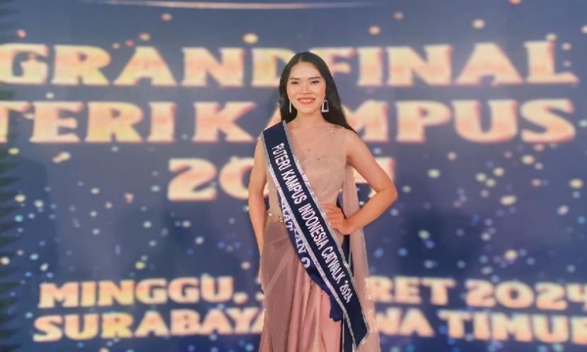 Rina Oktavia, mahasiswi Universitas BSI Pontianak berhasil meraih gelar Putri Kampus Indonesia Catwalk 2024.