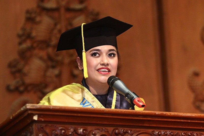 Rina Sabrina, lulusan terbaik UAI wisuda ke XIV.