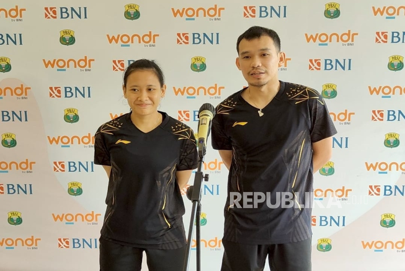 Rinov Rivaldy (kanan) dan Pitha Haningtyas Mentari