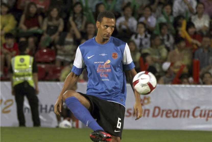 Rio Ferdinand, bek Manchester United, menendang bola dalam laga amal antara tim Park Ji-Sung Friends lawan Star Thailand di Bangkok, Thailand, akhir Mei lalu. 