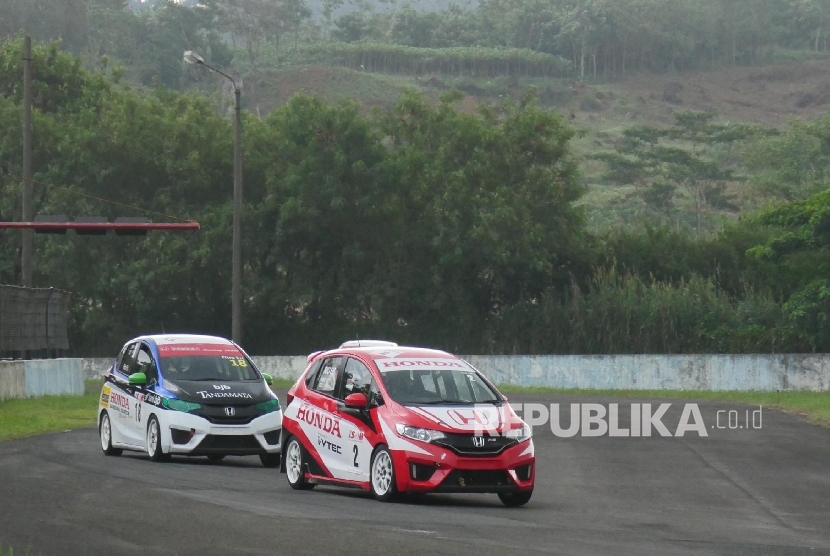 Rio SB pembalap dari Tim Honda Racing Indonesia dengan nomor lambung 2, melintas pada kejuaraan Indonesia Sentul Series of Motorsport (ISSOM) 2017 musim ke 12 seri 1, di Sirkuit International Sentul Jawa Barat, Ahad (26/3).