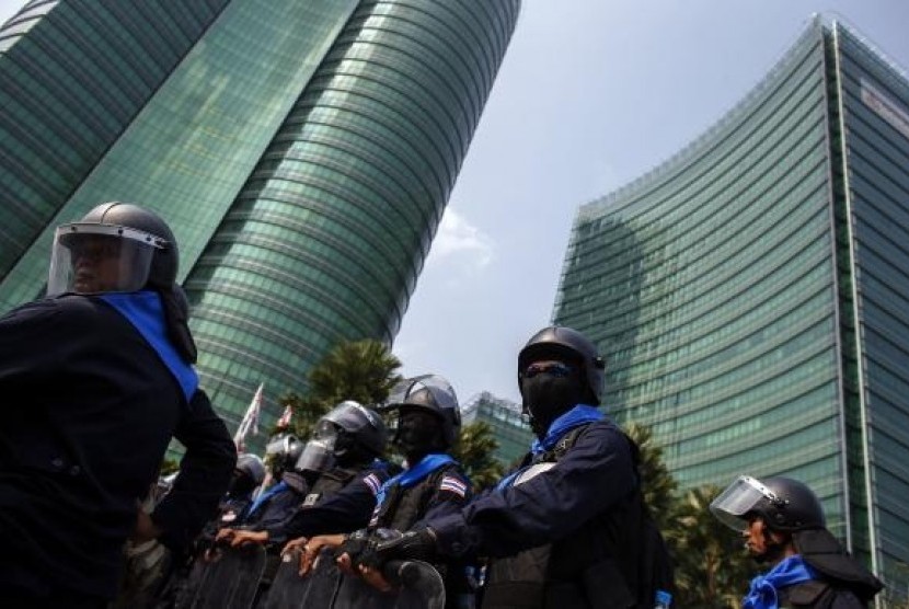 Riot police officers stand guard as anti-government protesters gather during a rally outside the Ministry of Energy in Bangkok March 6, 2014.