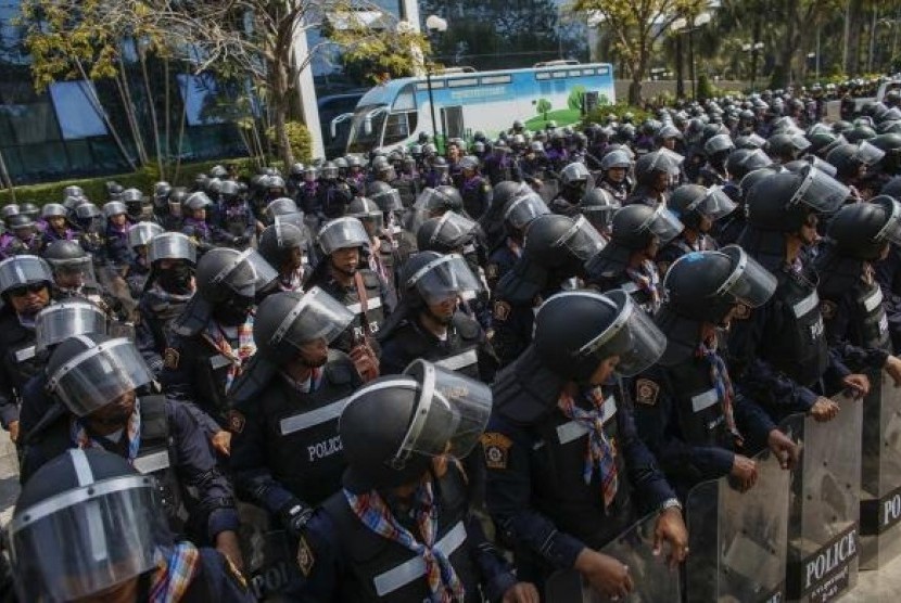  Riot police officers stand guard inside the compound of the Thai Royal Police club in Bangkok January 29, 2014. 