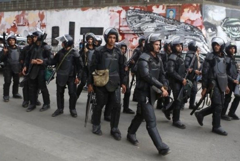 Riot police take their positions along Mohamed Mahmoud Street during the third anniversary of violent and deadly clashes near Tahrir Square in Cairo November 19, 2014.