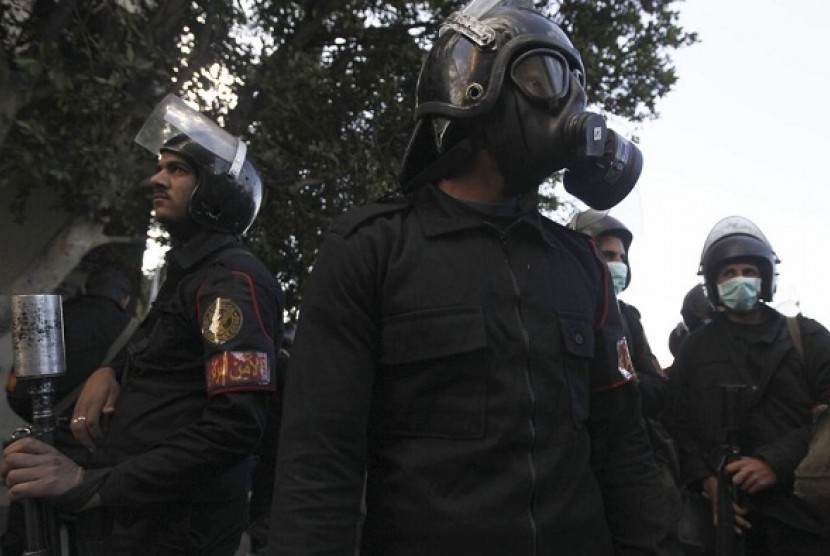 Riot police take up positions during clashes with protesters opposing Egyptian President Mohamed Mursi along Simon Bolivar Square, which leads to Tahrir Square, in Cairo January 30, 2013. 