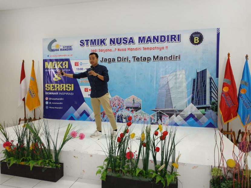 Ripan Karlianto, seorang manajer training, memberikan motivasi kepada mahasiswa baru kampus STMIK Nusa Mandiri.