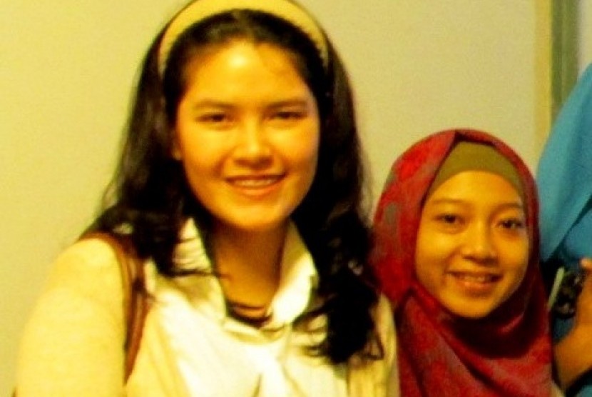 Risa Herdahita Putri dan Puti Almas (kiri)