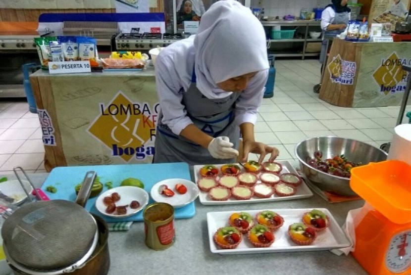 Siswa SMK Jasaboga sedang berkreasi dengan menu Red Fruit Dragon Pie di ajang Lomba Kreasi Aneka Resep yang digelar Bogasari