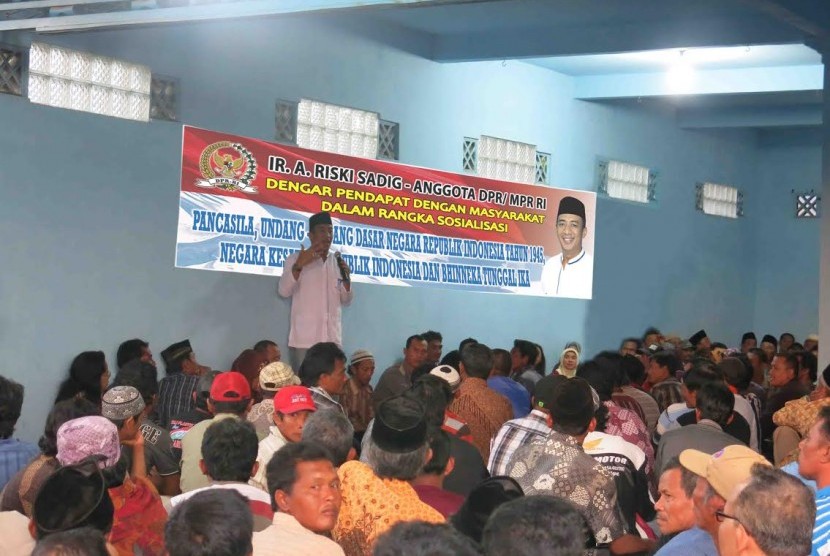 Riski Sadig dalam kegiatan sosialisasi MPR di balai warga Kecamatan Kayen Kidul, Kabupaten Kediri, Provinsi Jawa Timur, Senin (29/2)