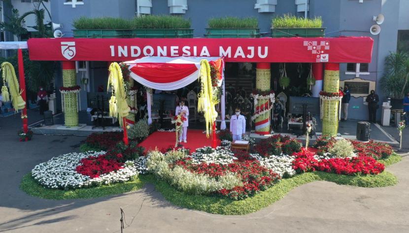  Wali Kota Surabaya Tri Rismaharini saat memimpin upacara peringatan HUT RI ke-75 di Balai Kota Surabaya, Senin (17/8).