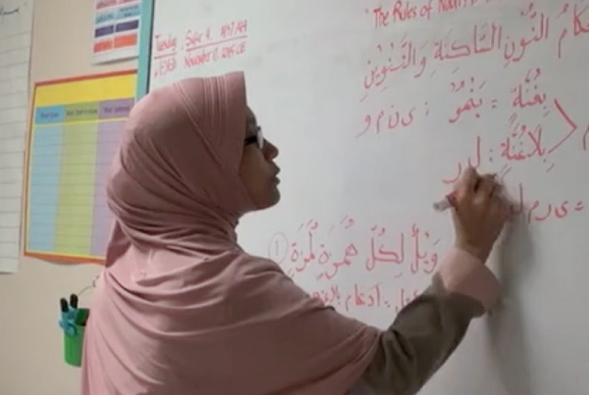 Rita Sasmita Pritarini, lulusan Sastra Arab Universitas Indonesia dan Universitas Islam Negeri Syarif Hidayatullah ini menjadi guru Bahasa Arab, Qur’an dan Studi Islam di Al Salam Day, sekolah Islam terkemuka di AS