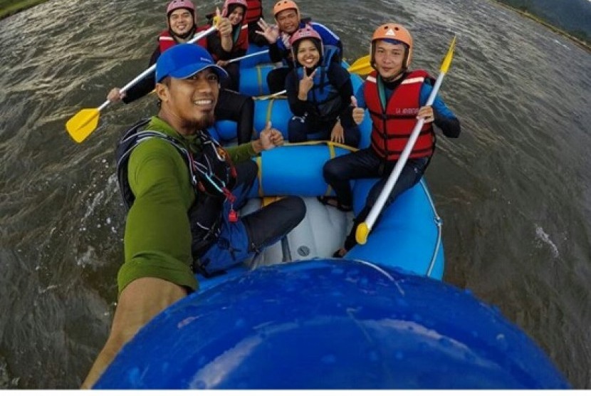 Ritno Kurniawan melakukan wefie bersama para peserta susur sungai di Hutan Gamaran. Ritno kerap mengunggah foto-foto kegiatan wisata petualangan di Hutan Gamaran di media sosial instagramnya sebagai bagian dari promosinya.