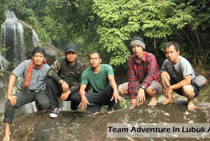 Ritno Kurniawan (paling kiri) dan anggota LA Adventure yang menjadi pemandu wisata alam di hutan Gamaran dan air terjun Nyarai, Kecamatan Lubuk Alung, Kabupaten Padang Pariaman. 