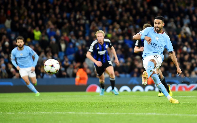 Riyad Mahrez dari Manchester City mencetak gol dari titik penalti dalam pertandingan melawan Copenhagen pada penyisihan grup G Liga Champions. 