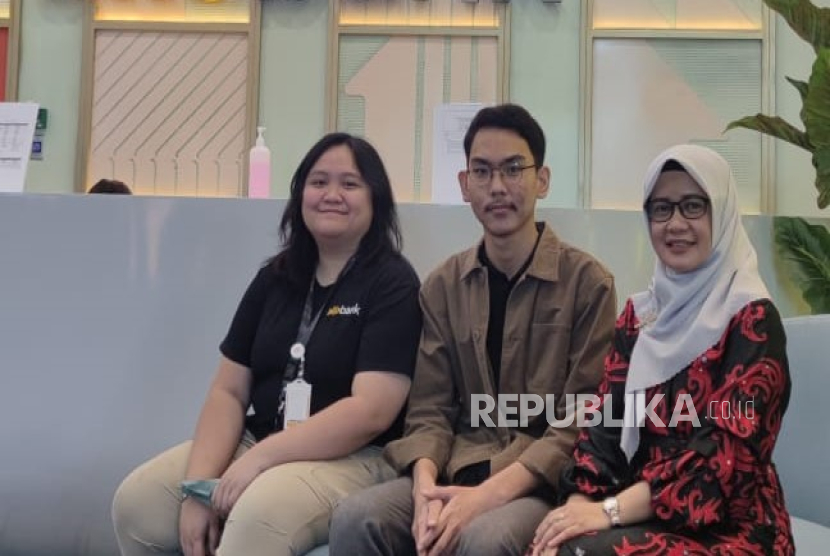 Riyan Marten Adi Nugraha, alumni Program Studi Bisnis Digital Cyber University (tengah).