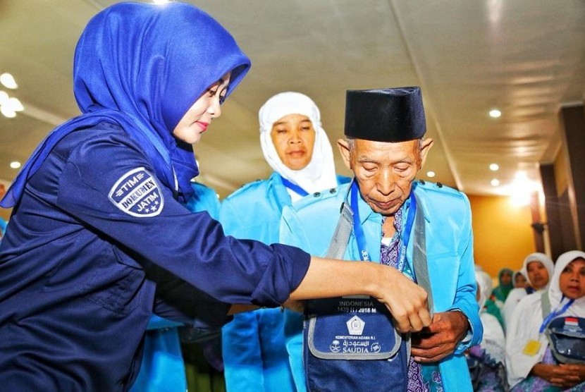 Riza, petugas GAES melayani jemaah di Asrama Haji Sukolilo Surabaya
