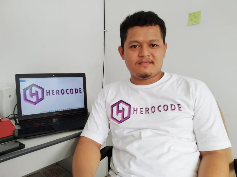 Rizal Prasetyo, mahasiswa program studi (Prodi) Ilmu Komputer Program Magister Universitas Nusa Mandiri (UNM) sukses membangun StartUp Cyber Security Website Mobile yang diberi nama Herocode Indonesia.