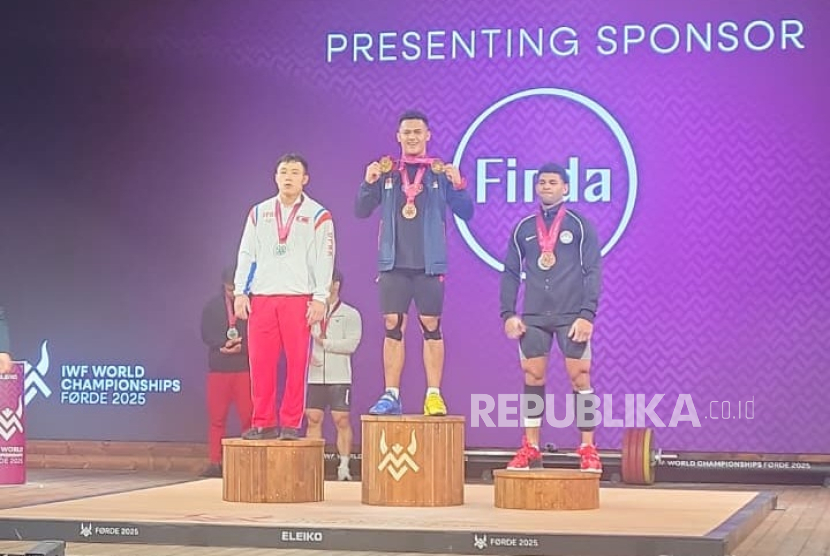 Rizki Juniansyah (tengah) meraih dua medali emas di kelas 79 kg pada IWF World Championship 2025 yang digelar di Forde, Norwegia, Senin (6/10/2025).