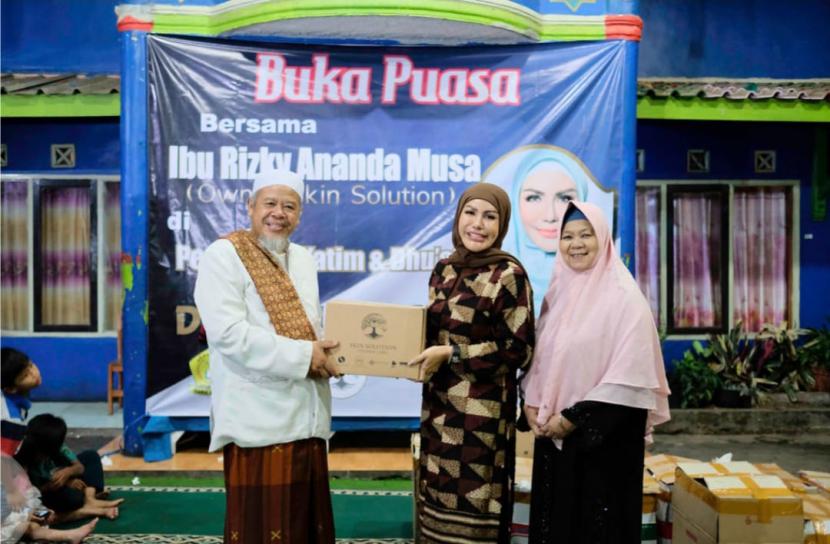 Rizky Ananda Musa, pengusaha kosmetik asal kota Bandung, memberikan bantuan 2.000 Alquran, 1.000 mukena, 1.000 sarung, dan 1.000 pack sembako kepada anak-anak panti ponpes Darul lnayah Cisarua, Kabupaten Bandung Barat sekaligus buka puasa bersama.