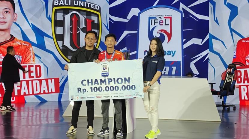 Rizky Faidan (tengah) bersama Bali United keluar sebagai juara Indonesia Football e-League (IFeL) Liga 1 2022 setelah mengalahkan Puspamba Ibrahim bersama Persis Solo di partai final, di Half Patiunus, Kebayoran Baru, Jakarta Selatan, Ahad (27/11/2022).