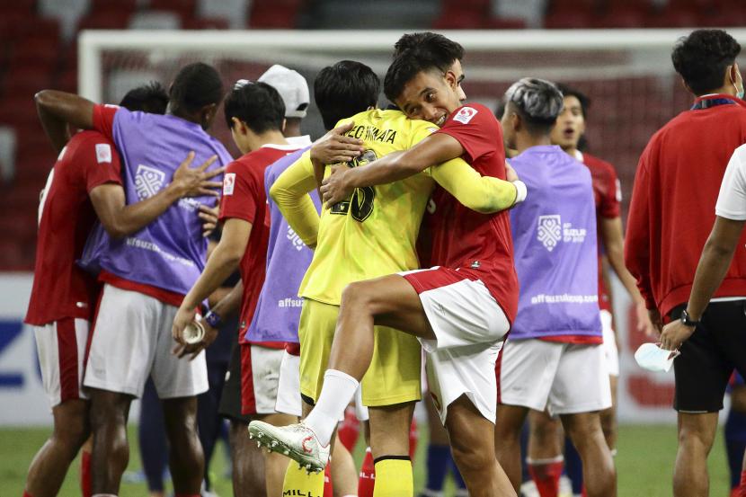 Rizky Ridho Ramadhani dari Indonesia (kanan) memeluk Nadeo Arga Winata usai mengalahkan Singapura pada pertandingan leg kedua semifinal AFF Suzuki Cup 2020 antara Indonesia dan Singapura di Singapura, Sabtu, 25 Desember 2021.