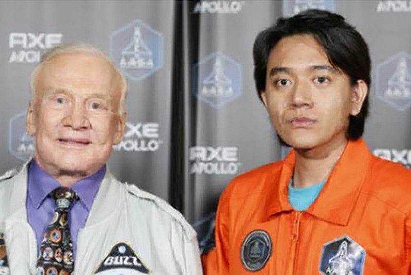 Rizman Nugraha bersama Buzz Aldrin, mantan astronot AS dan orang kedua yang berjalan di bulan. (Foto: Dok/ AXE Indonesia). 